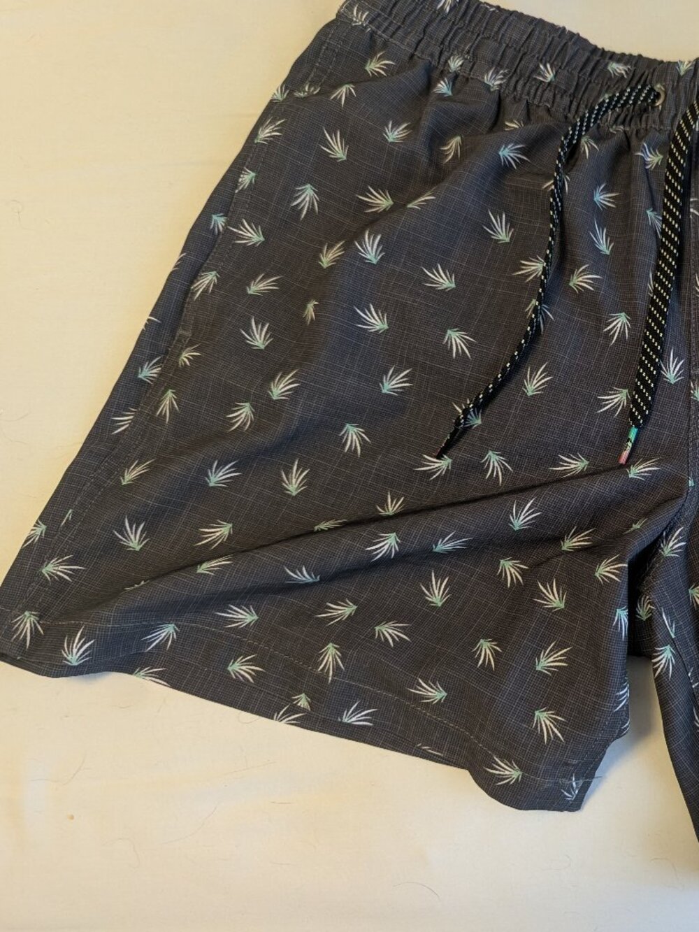 Men's Quiksilver Grey Shorts Size Medium